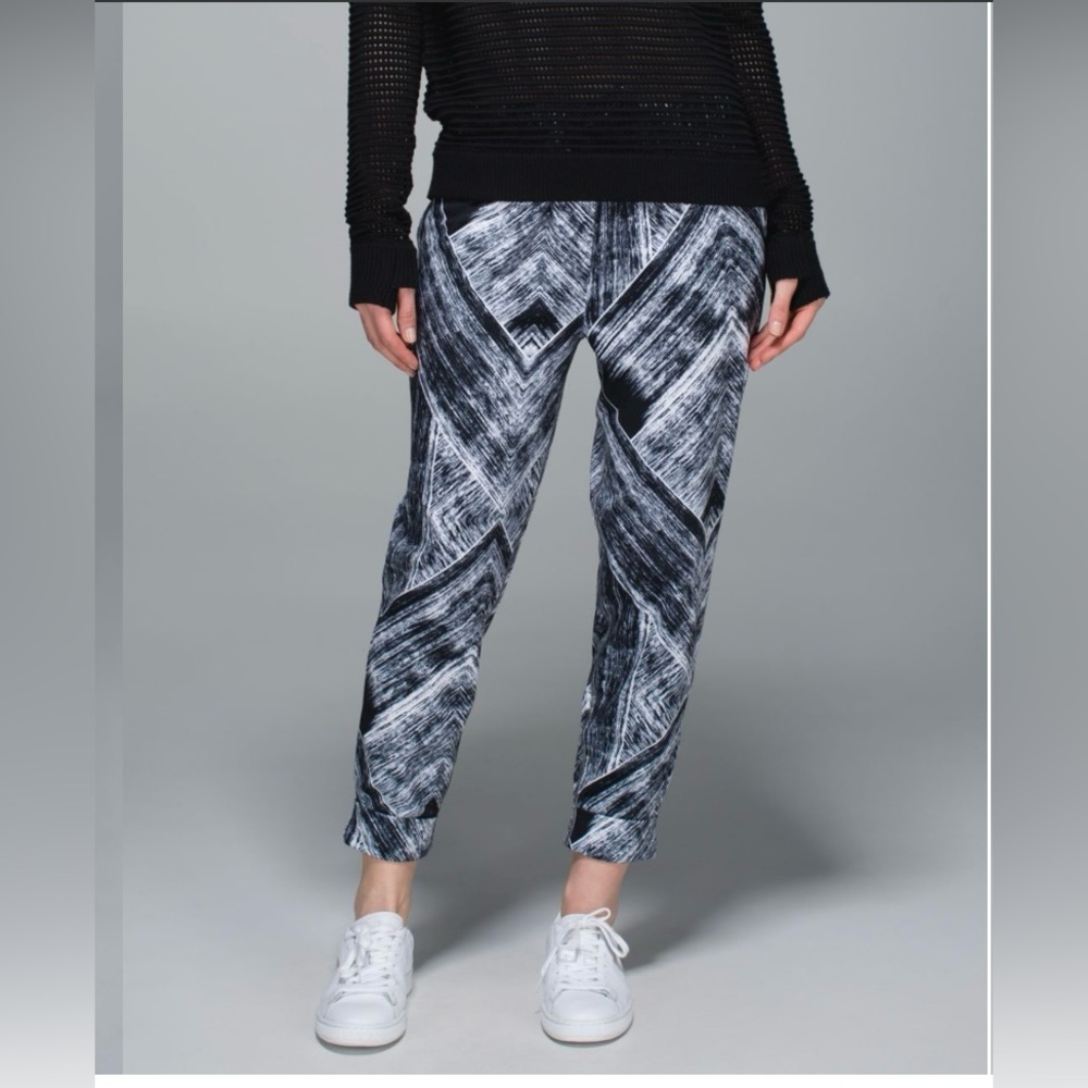 Lululemon Jet Crop - rare